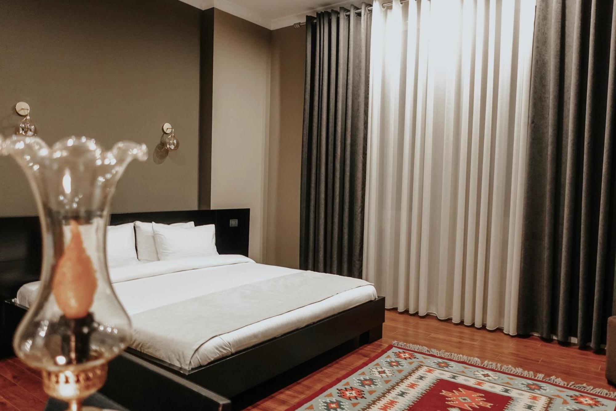 Monun Boutique Hotel Тирана Екстериор снимка