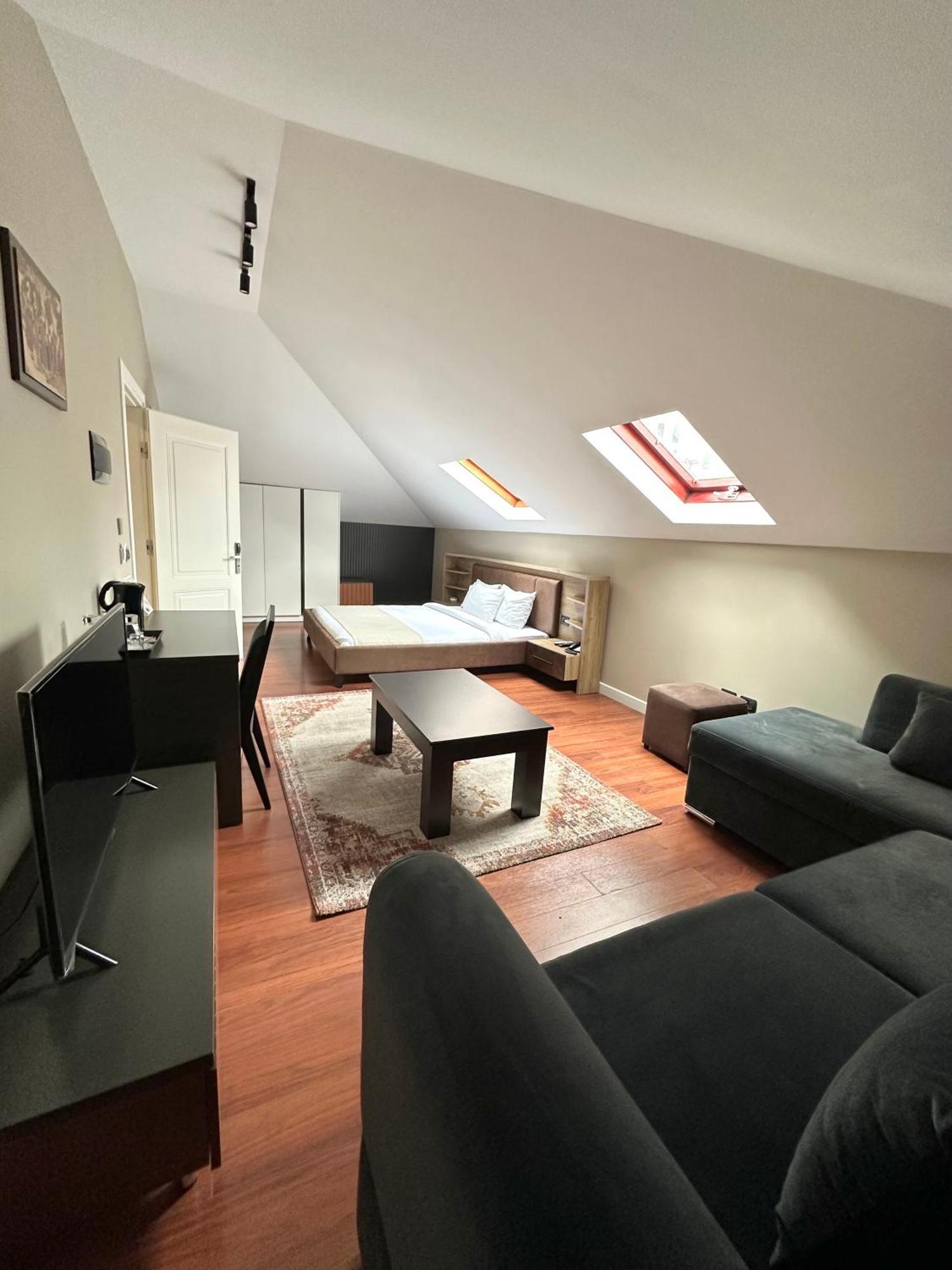 Monun Boutique Hotel Тирана Екстериор снимка